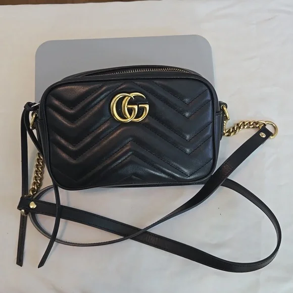 GUCCI GG MARMONT ミニバッグ GG Marmont mini top handle bag in Rosso Ancora red leather